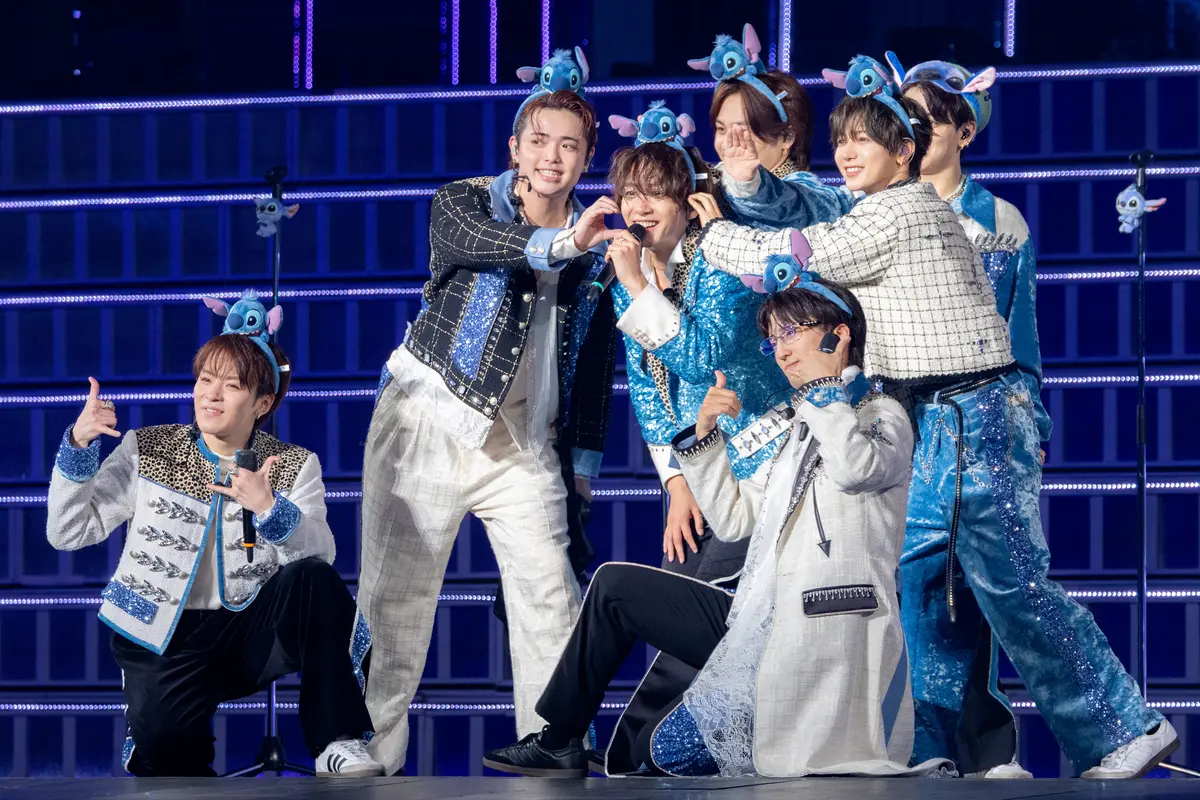 ディヴィット役の日本版声優を務めた中村海人を囲んだメンバーたち
