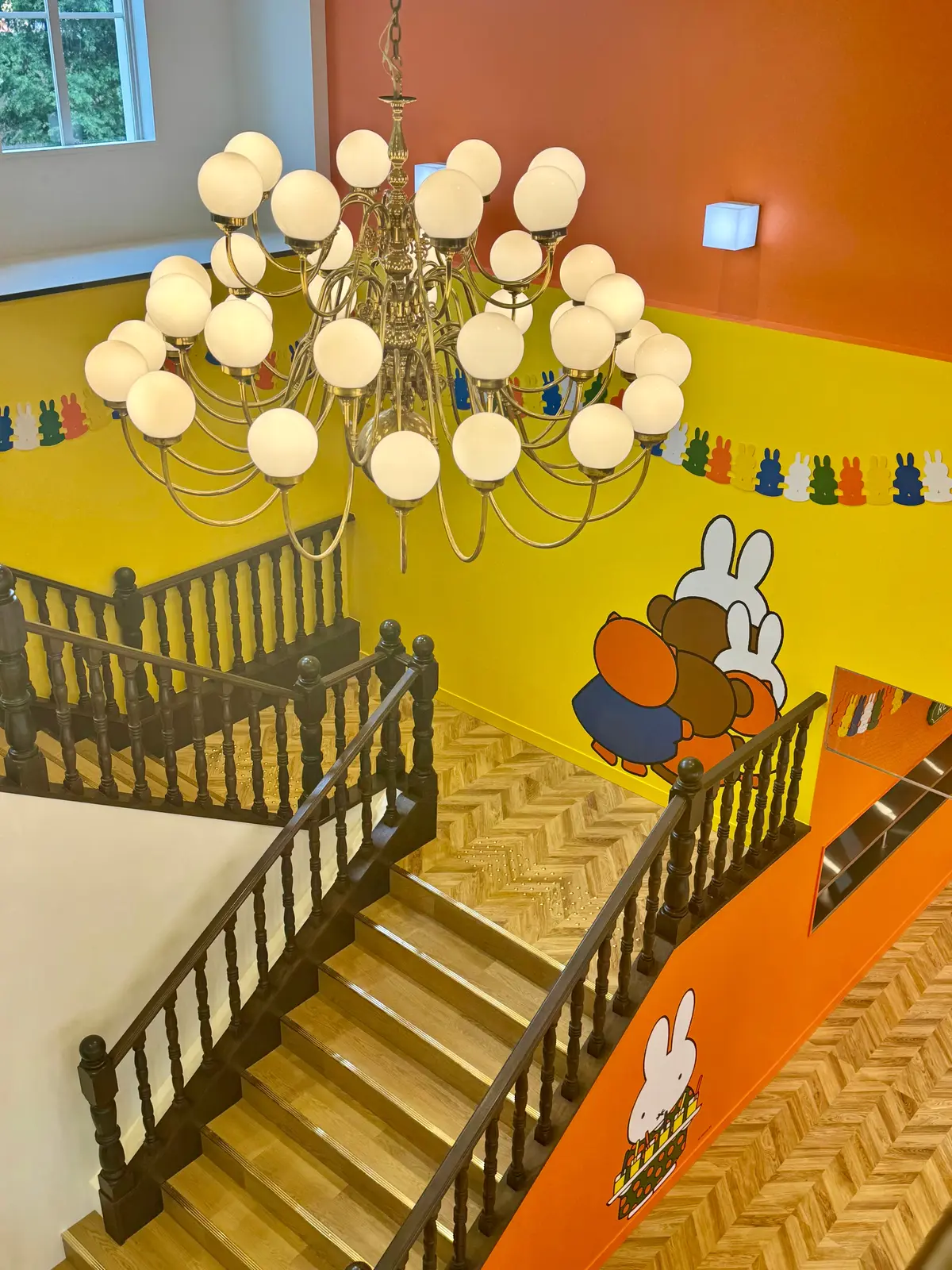 ミッフィー新エリアレストラン「エブリデイ ・セレブレーションキッチン」店内の様子　2階へと続く階段