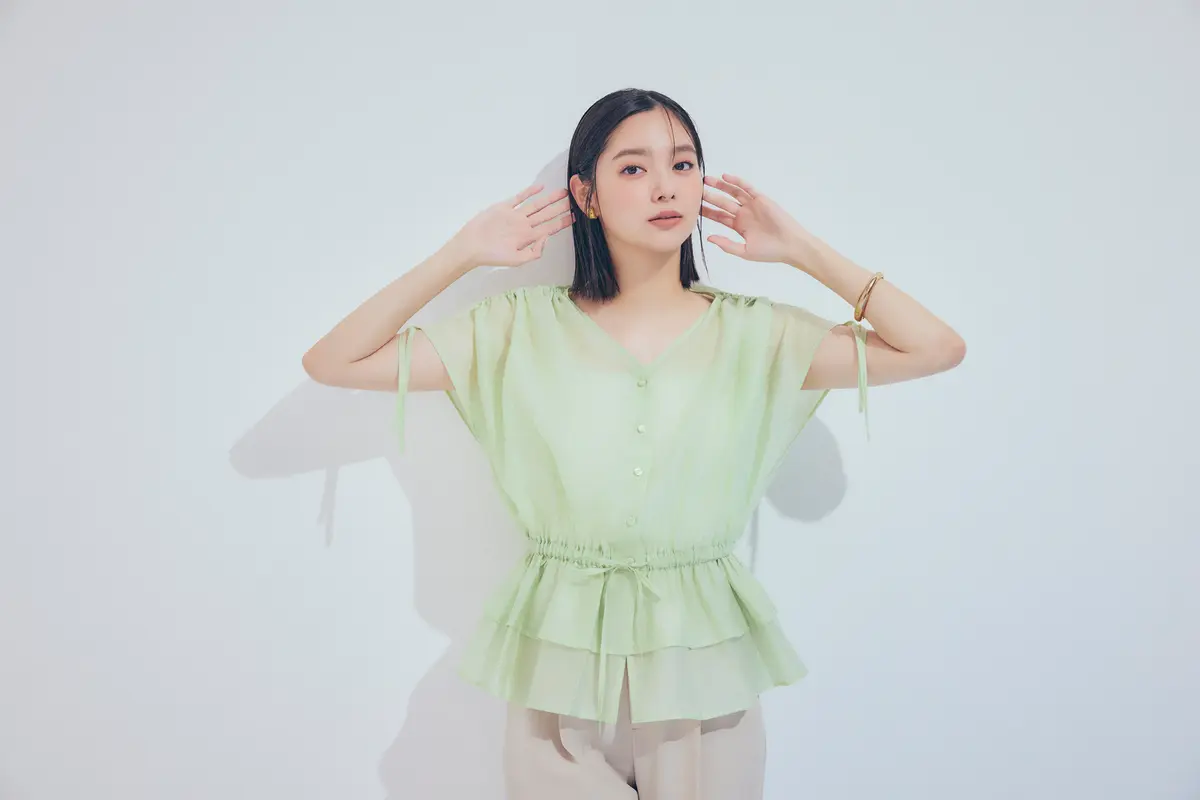 新川優愛　ブラウス　より