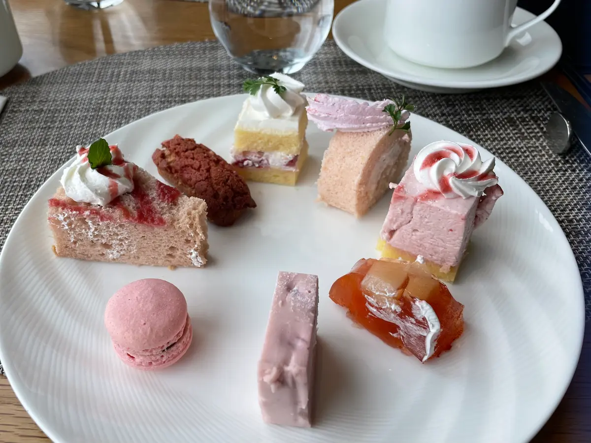 神戸ポートピアホテル　スカイグリルブッフェ　GOCOCU ランチ　デザート　桜色スイーツ