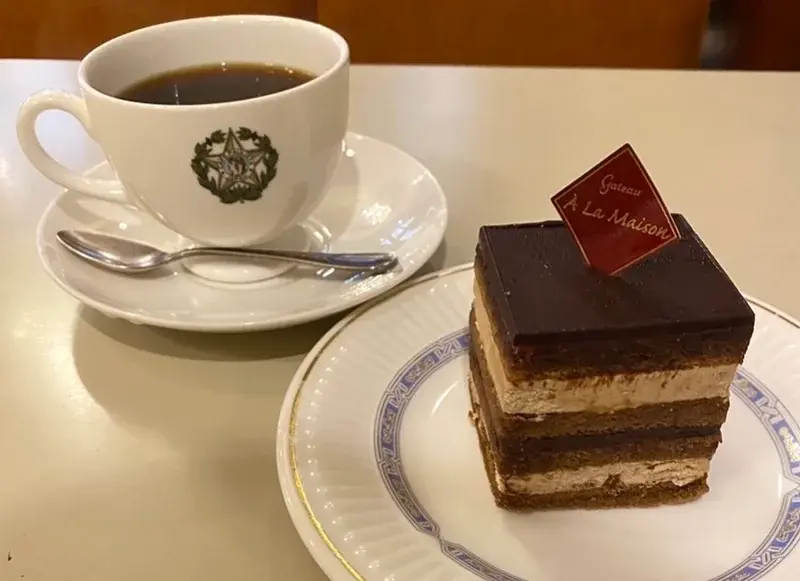 オペラ（ケーキ）とコーヒー