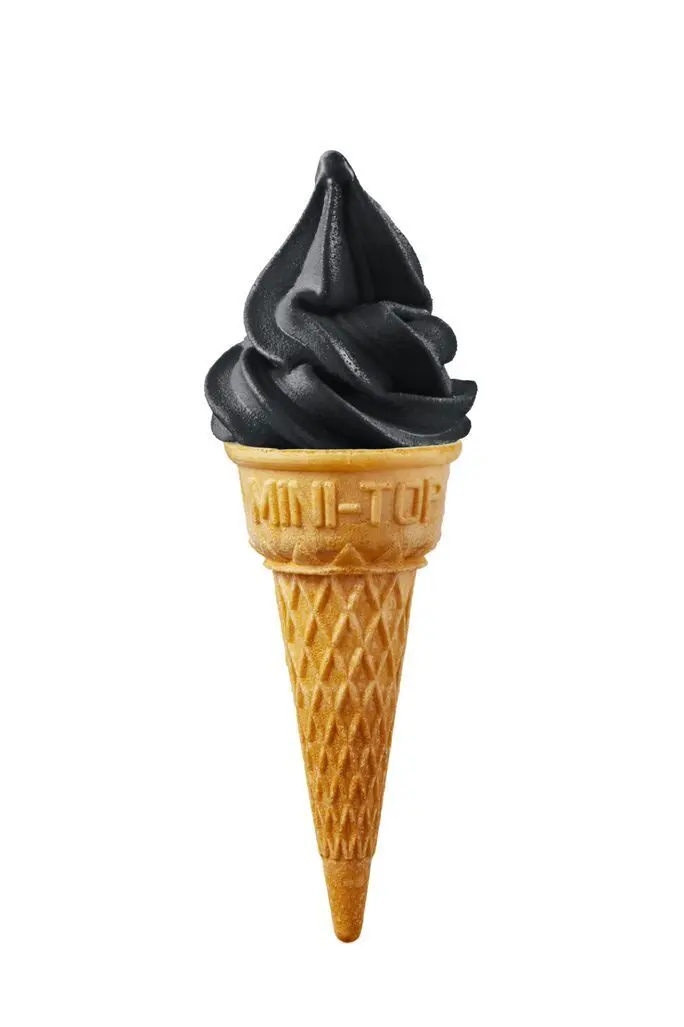 イケア（IKEA）の2023年期間限定ハロウィンフェア：味がナイショの真っ黒ソフトクリーム