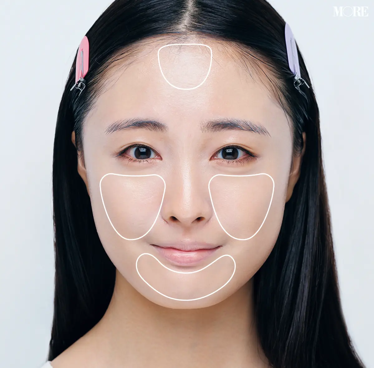 パウダーを顔においたモデルの顔