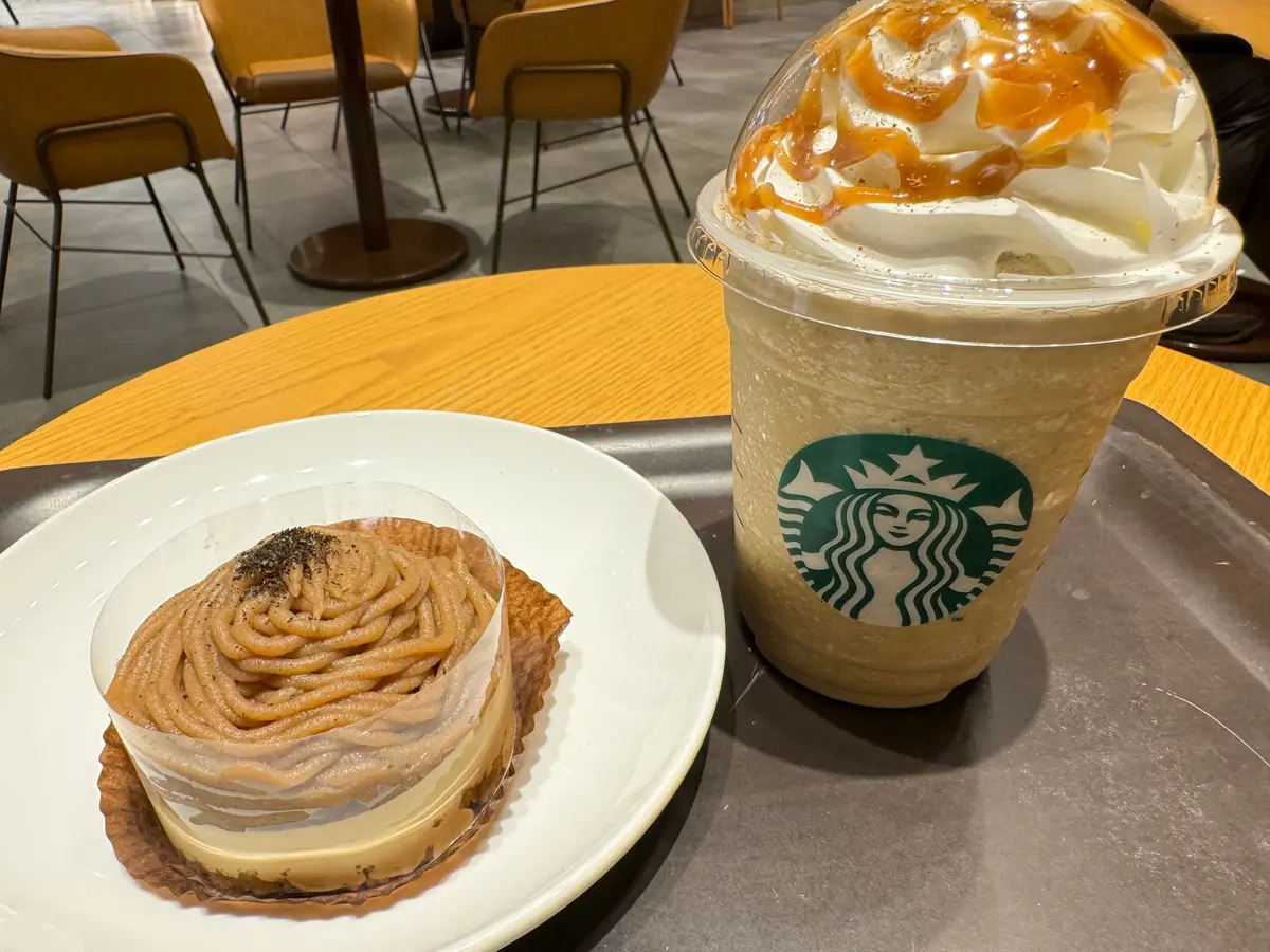 和栗と和紅茶のフラペチーノと栗とほうじ茶のモンブラン