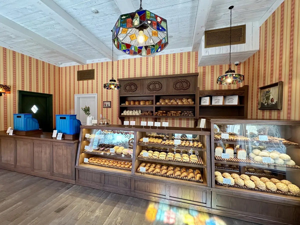 ジブリパーク「魔女の谷」のパン屋「グーチョキパン屋」店内写真