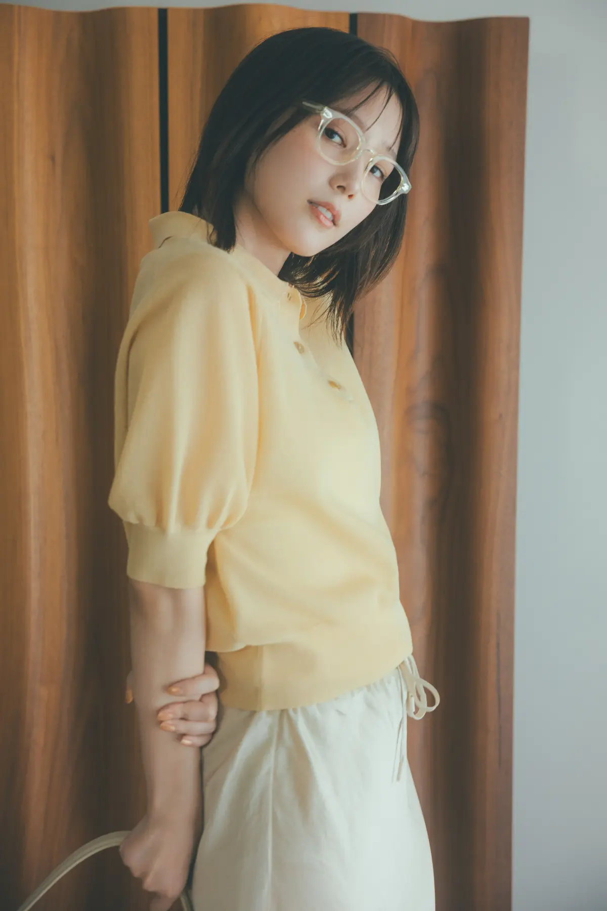 本田翼　イエローのポロニットと白スカートのコーデ