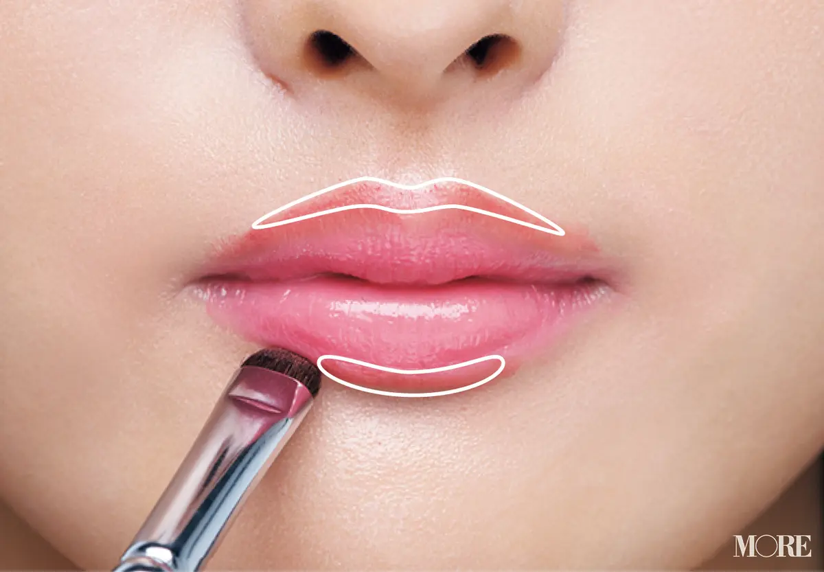 チークをつけたブラシを口元に置いた状態