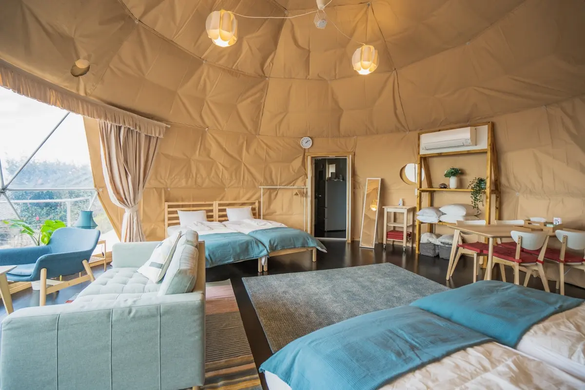 伊豆Coco グランピングリゾートの２～４名向けの７mドームテントの内観
