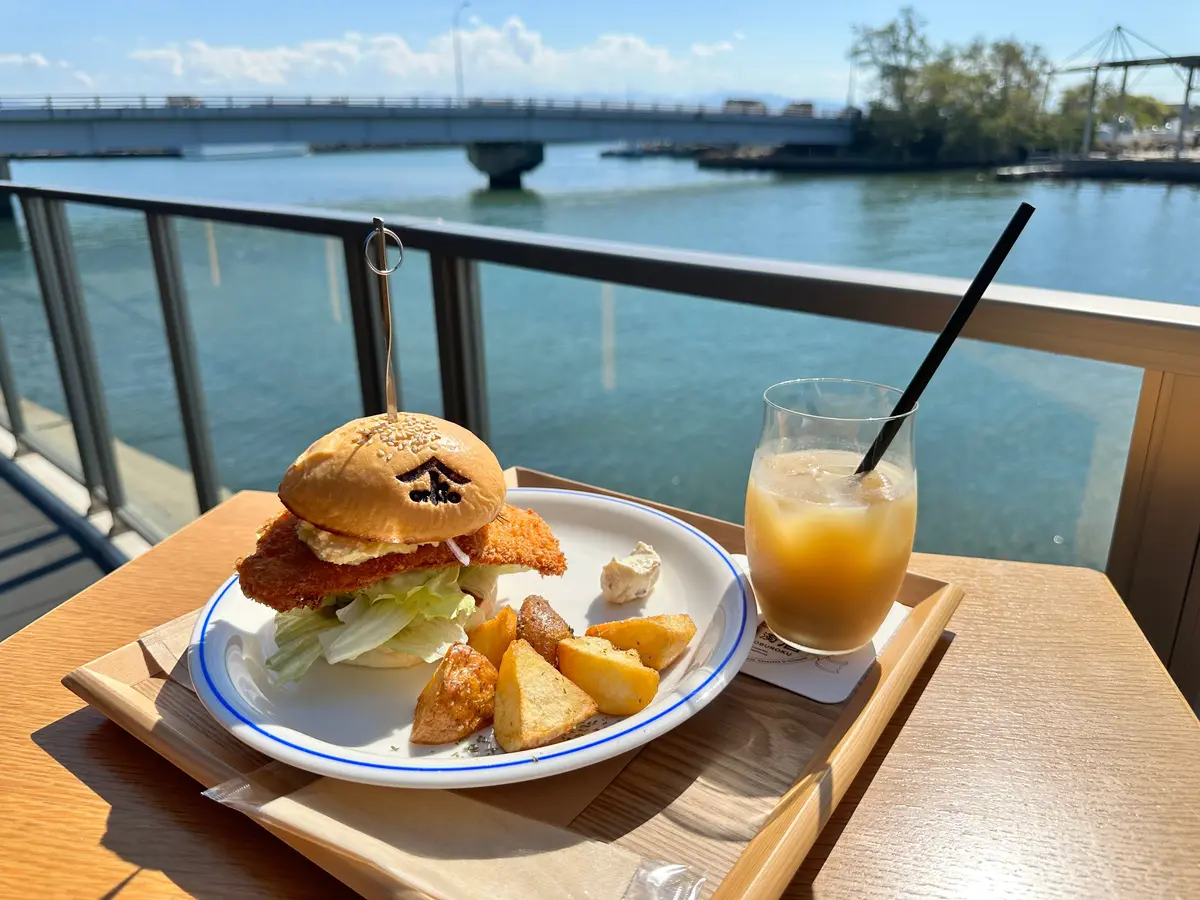 テラス席もあります！  そして、海の潮風を感じながら糀バーガーを食べることもできます！