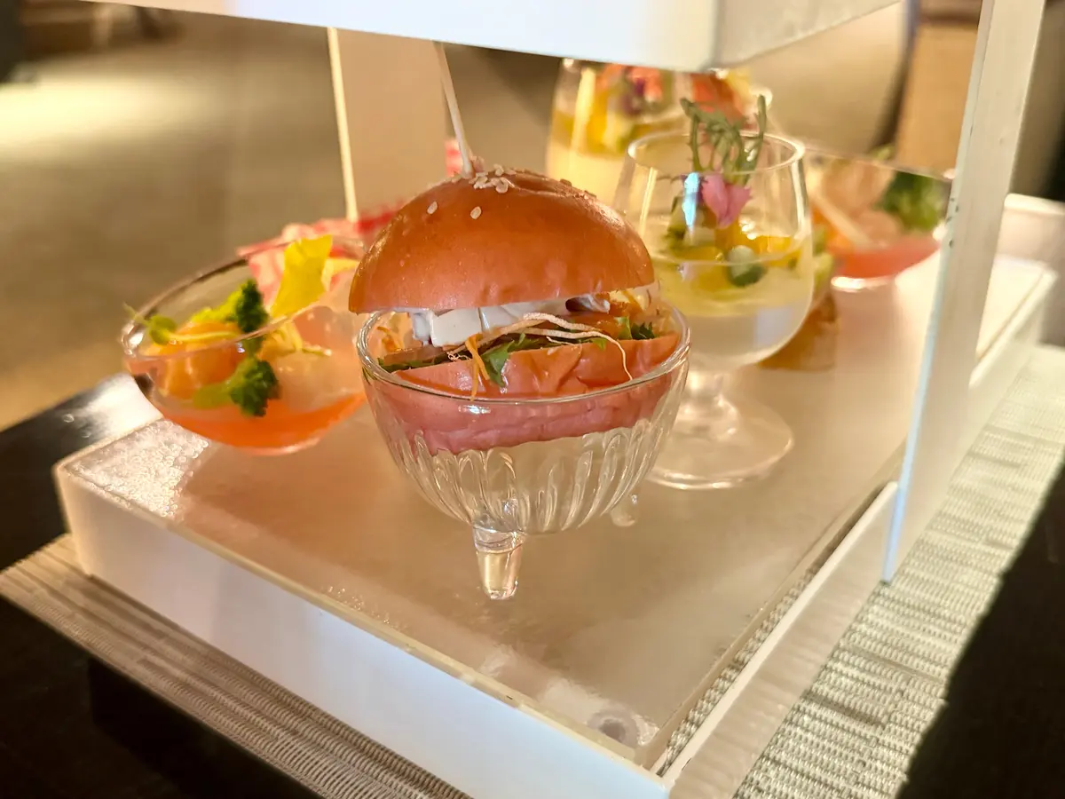 PINK AFTERNOON TEA ~PEACH & MUSCAT~　セイボリー　ピンクのハンバーガー