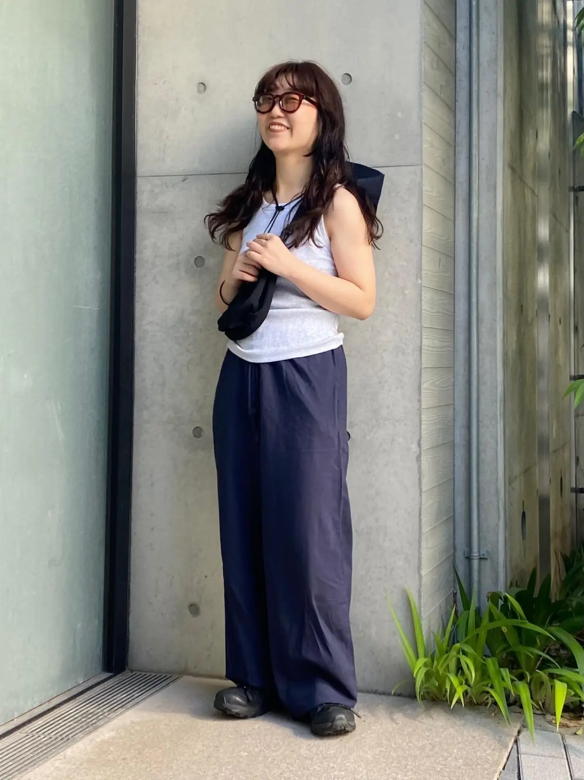 ユニクロ　レジャーコーデ　タンクトップとパンツ