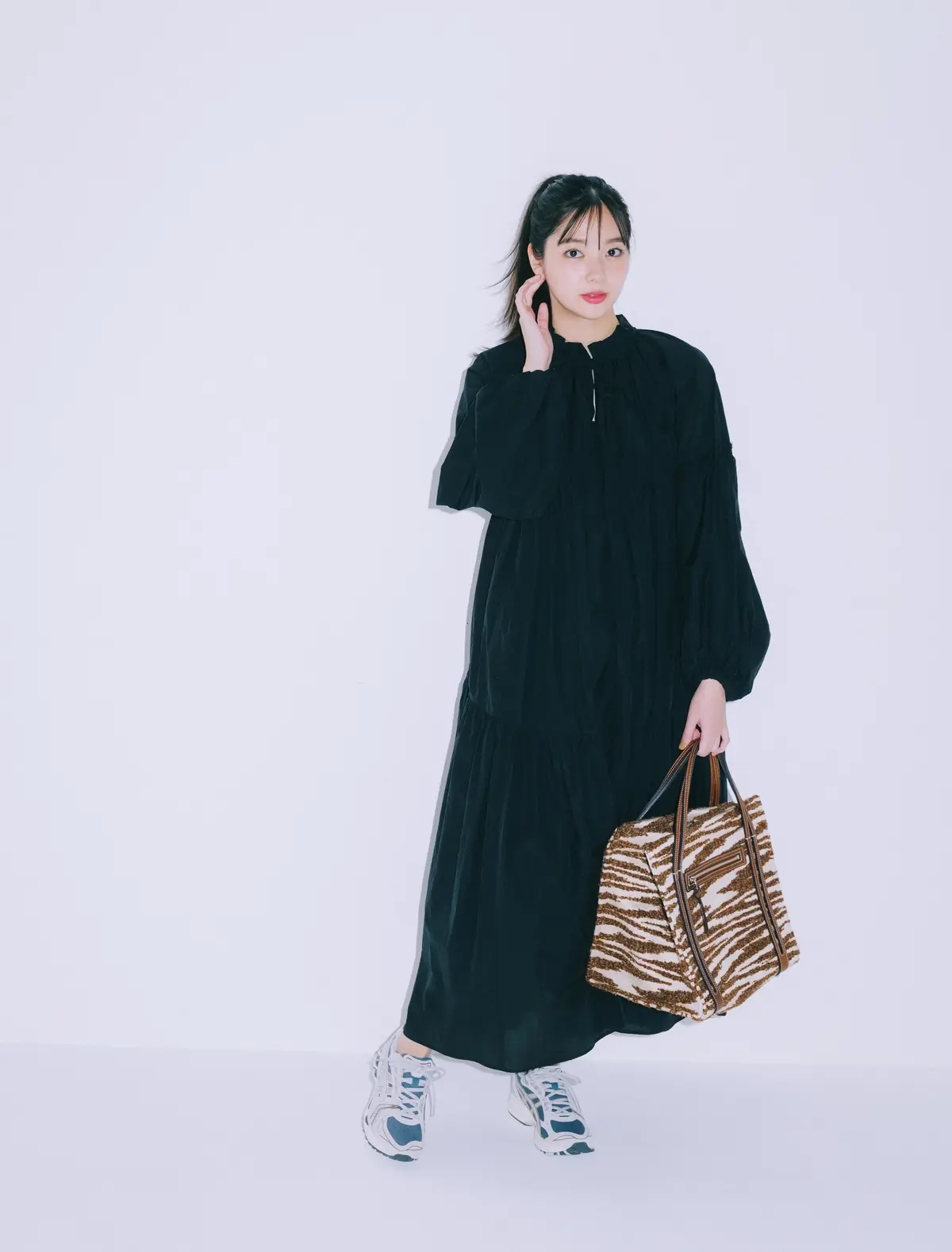 黒ロングワンピースのコーデ