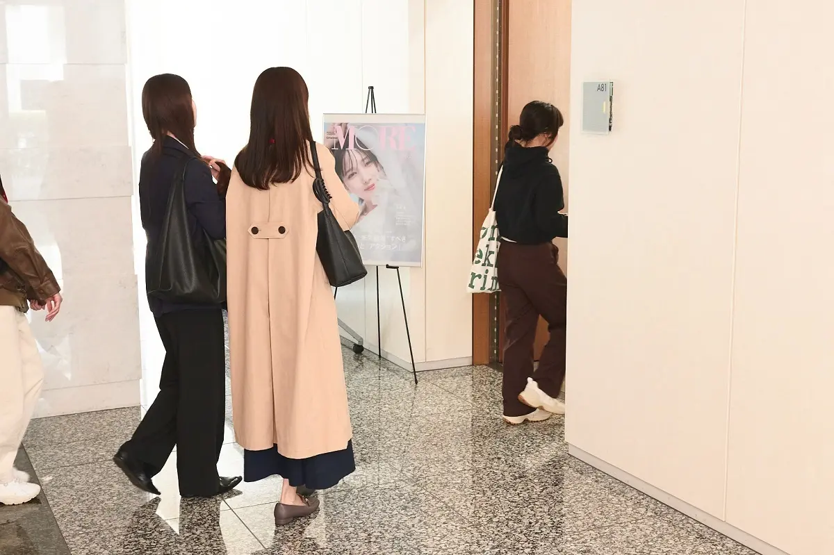 【MORE×ＳＯＭＰＯひまわり生命】セミナー参加者が会場に入っていく様子