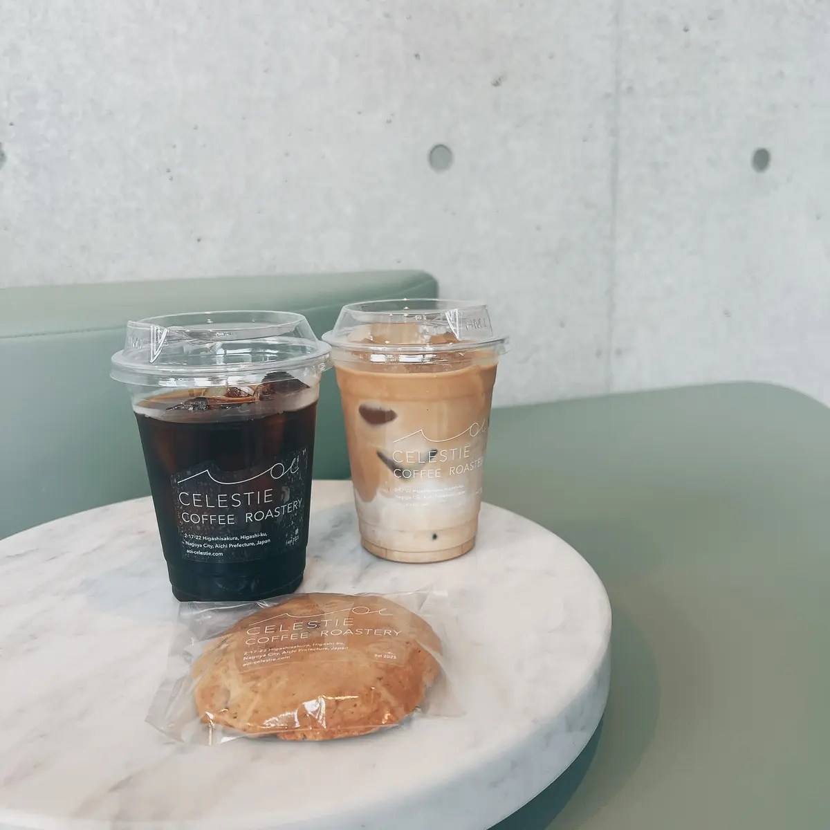 コーヒーとカフェラテ、クッキーの写真