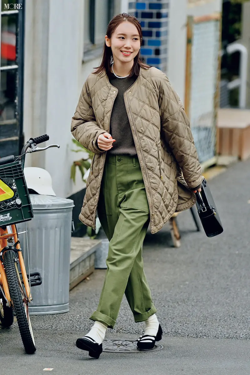 カーキ色カーゴパンツ×キルティングコートのコーデ