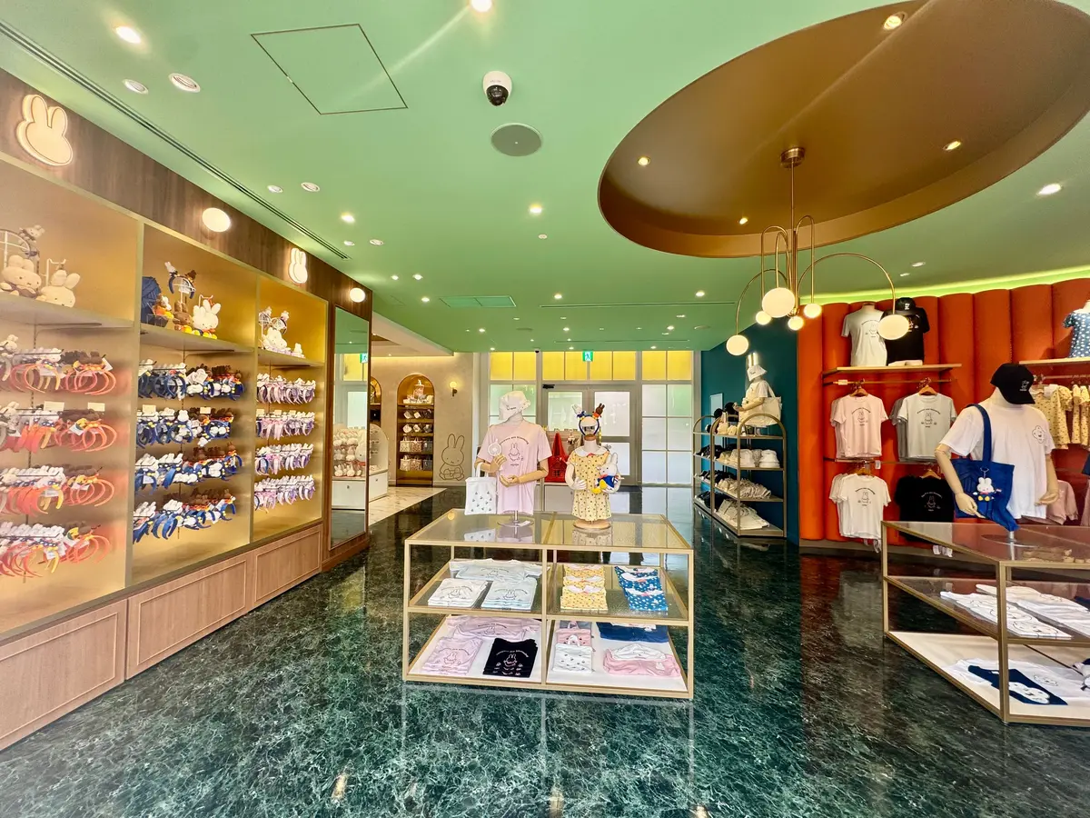 ハウステンボスグッズ　ミッフィーアパレル売り場の様子