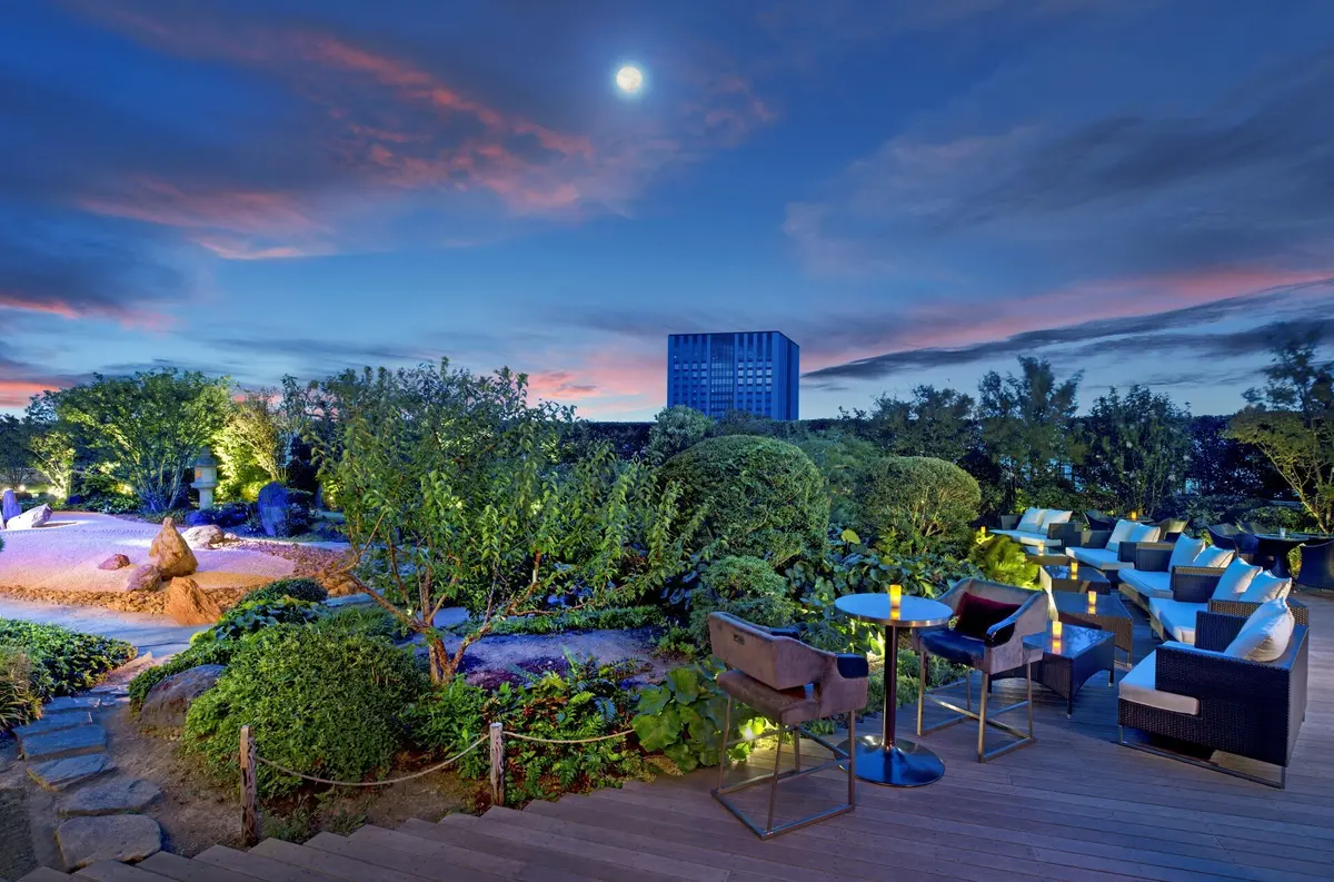 地上50メートルの天空庭園で、洗練された大阪の夏祭り気分を満喫