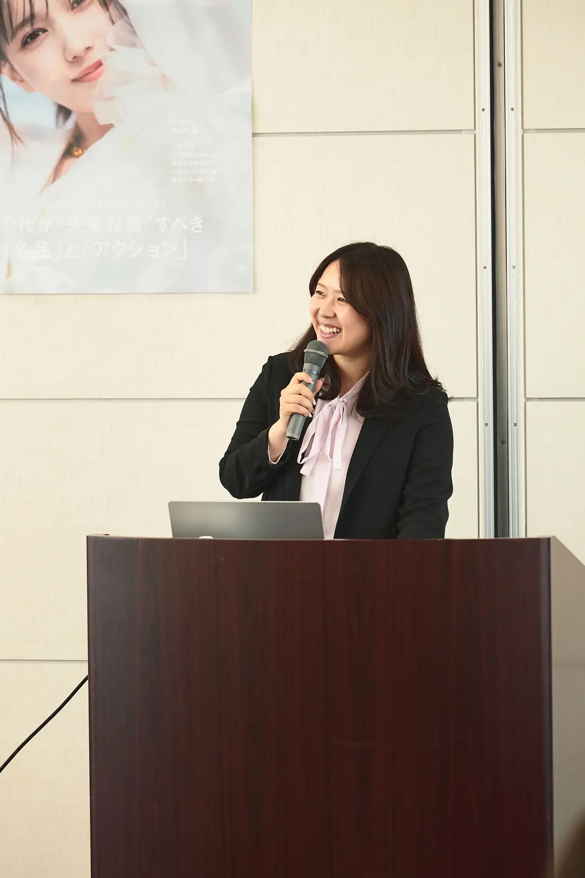 ファイナンシャルプランナー裏門春菜さんが話している様子