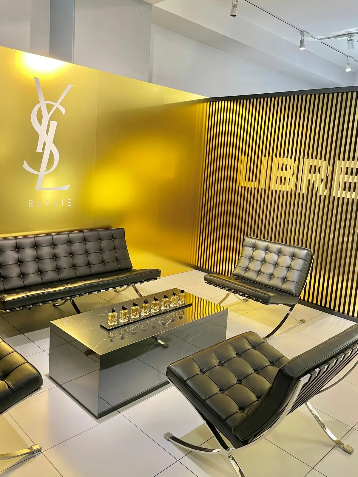 東京・渋谷で開催中のイヴ・サンローラン ポップアップ「YSL LOVESHINE FACTORY」