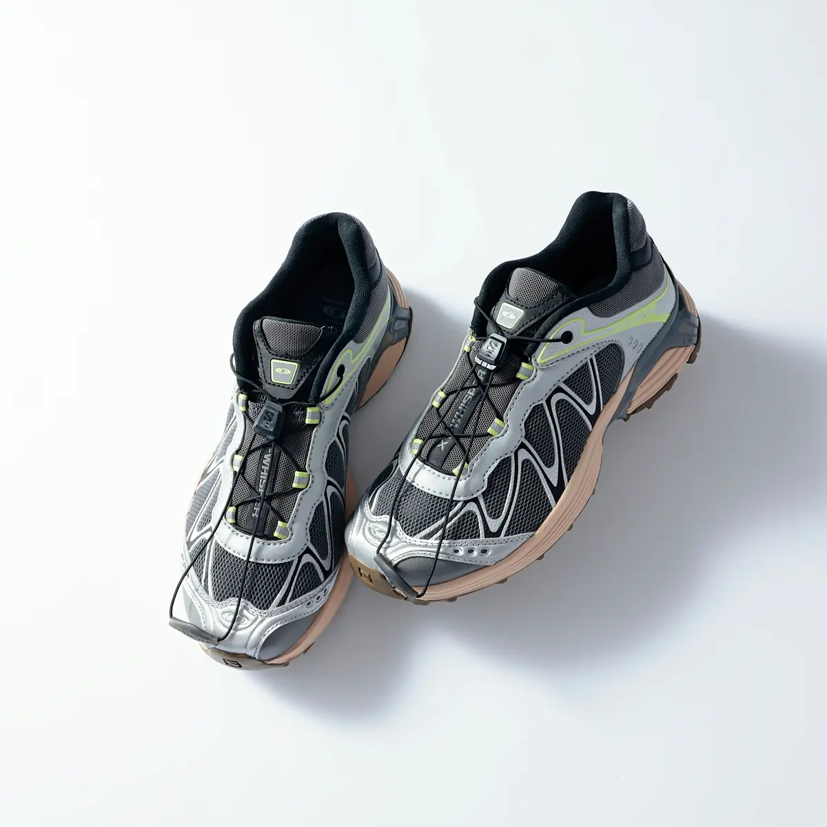 『サロモン』のハイテクスニーカー