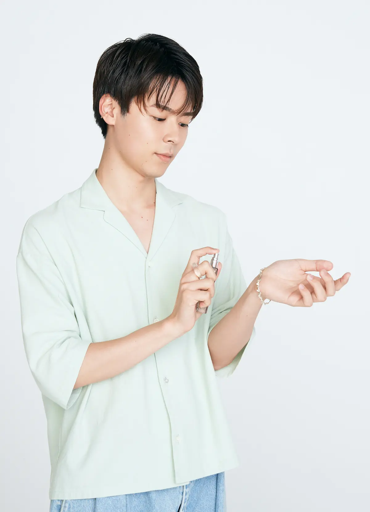 香水を試す北條慶