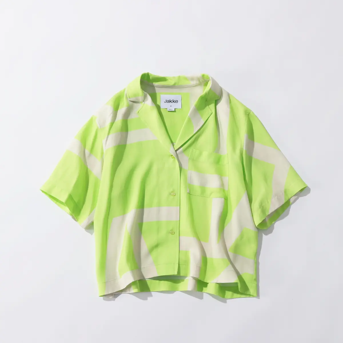 蛍光グリーンのオープンカラーシャツ