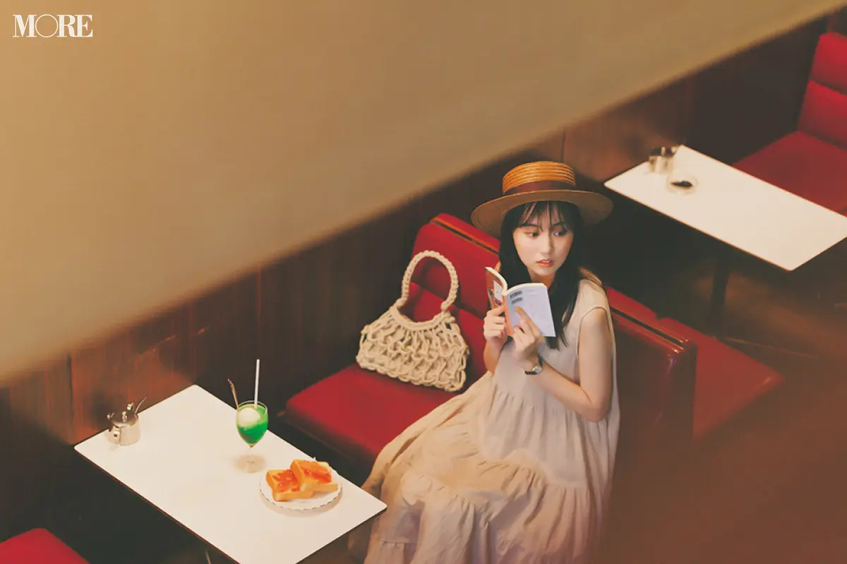 喫茶店で本を読む賀喜遥香