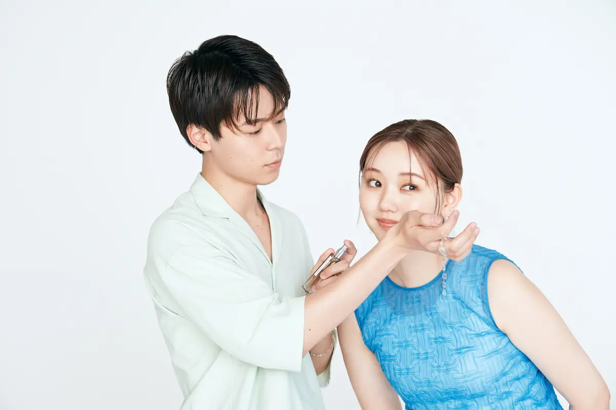 香水を試す北條慶と江野沢愛美