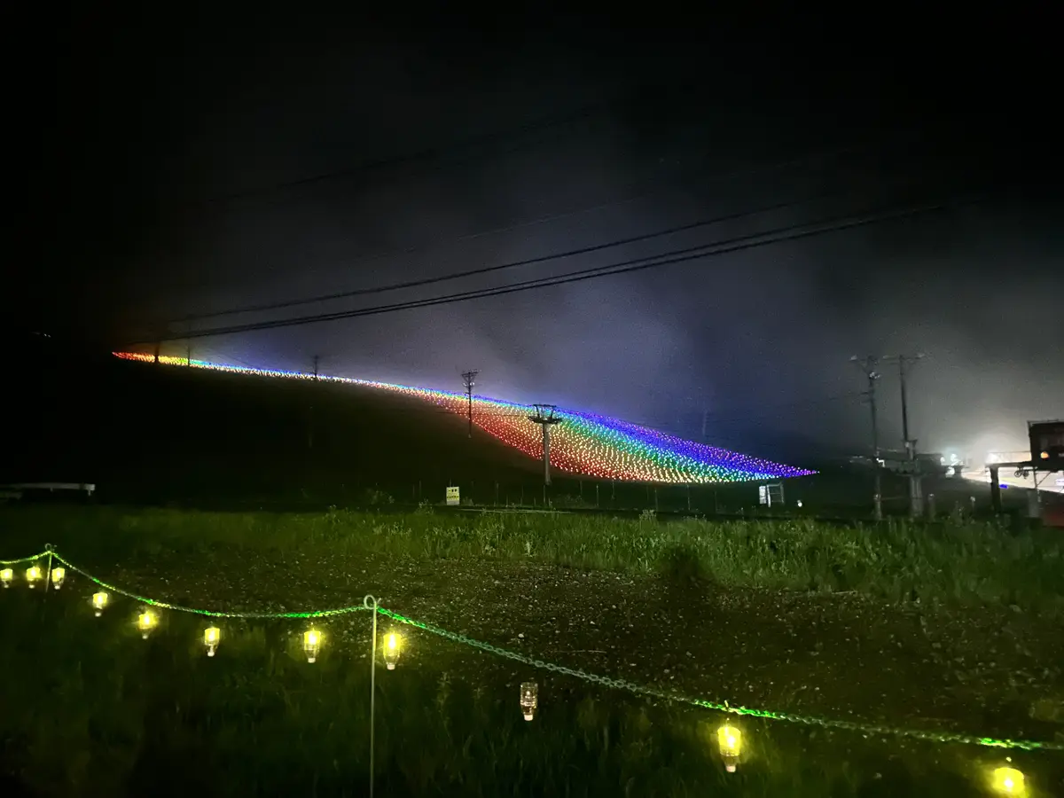 スキー場一面が虹色でライトアップされています！  スキー場なので運航日限定でゴンドラも運転しており、上からライトアップを楽しむこともできます😊  【ゴンドラ運行日】 8/23(土曜日)、8/30(土曜日)　※荒天時など運休の可能性あり 【ゴンドラ運行時間】 17:00～21:00(上り最終乗車時間 20:30) 【往復運賃】 大人1200円※中学生以上は大人　小人1000円 (税込み) 