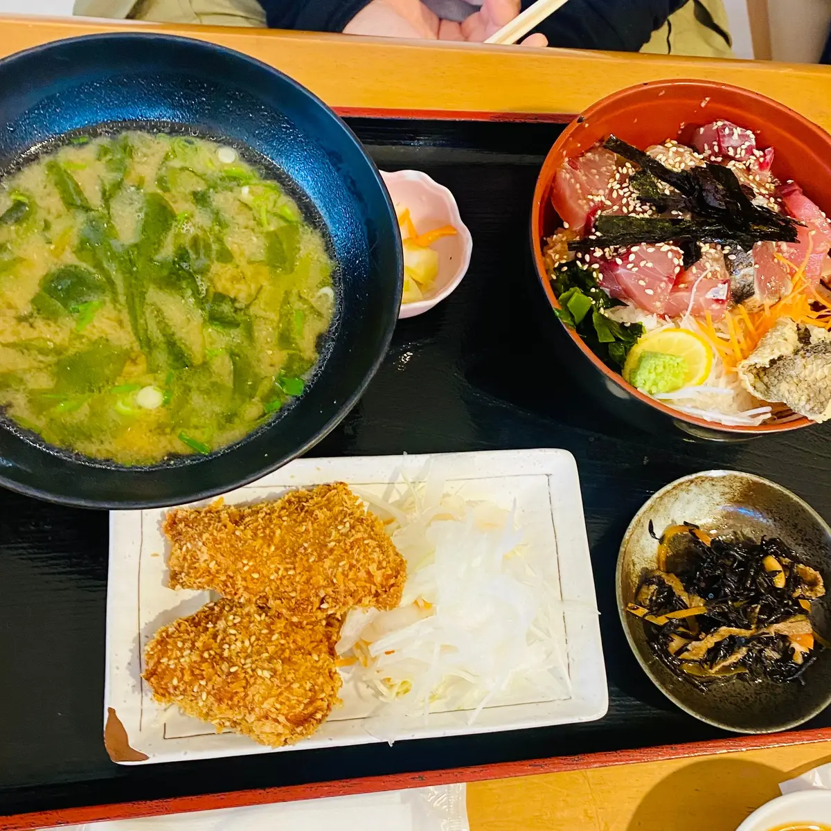 まかない丼とマグロ竜田フライ定食