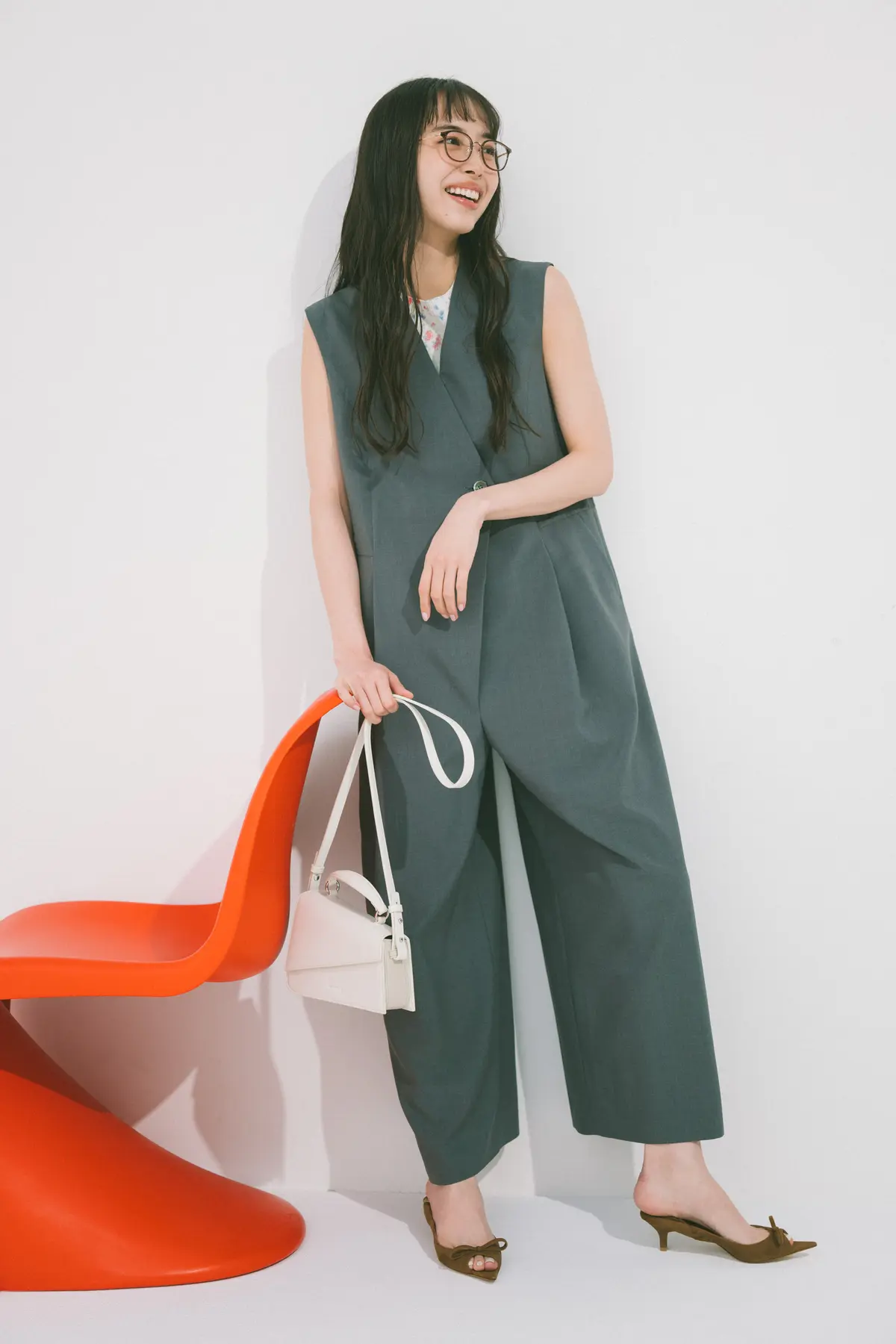 井桁弘恵　黒のサンダルコーデ