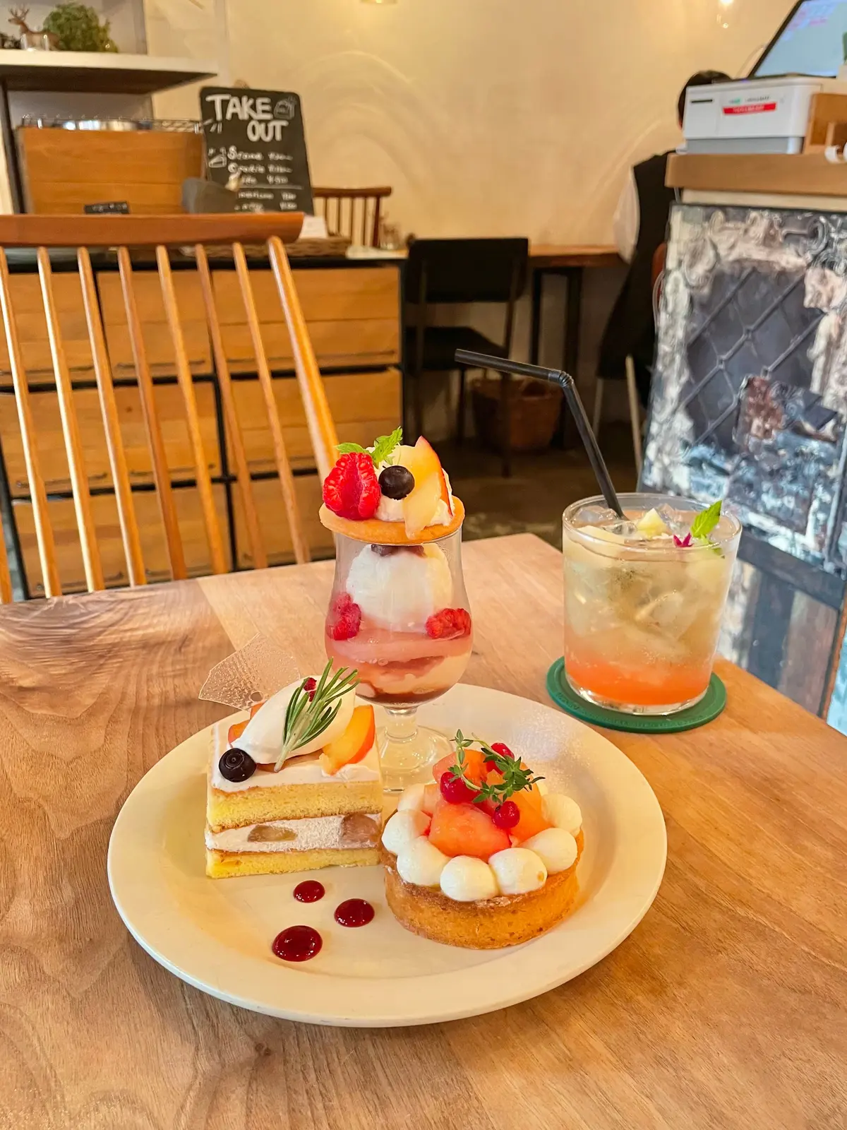 東京・新宿の人気カフェcafe WALL（カフェウォール）の《桃づくし！チーズタルト・パフェ・ショートケーキ》が楽しめるおやつプレート