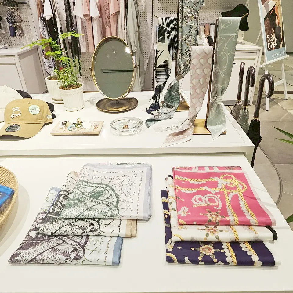 オーロラ 丸の内店で販売されているスカーフ