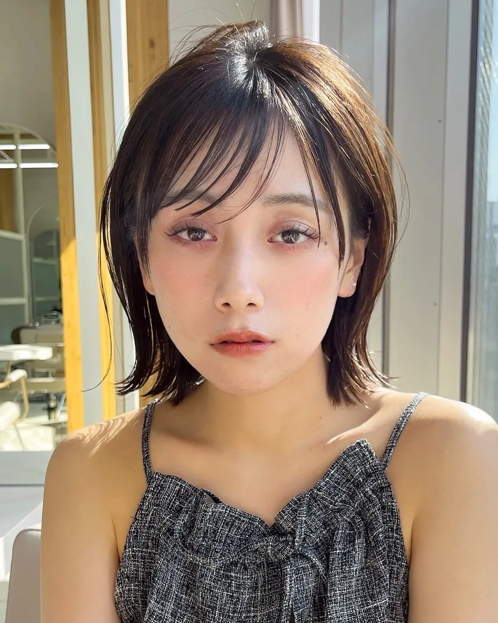 透け感バングのタイトボブ　アレンジ