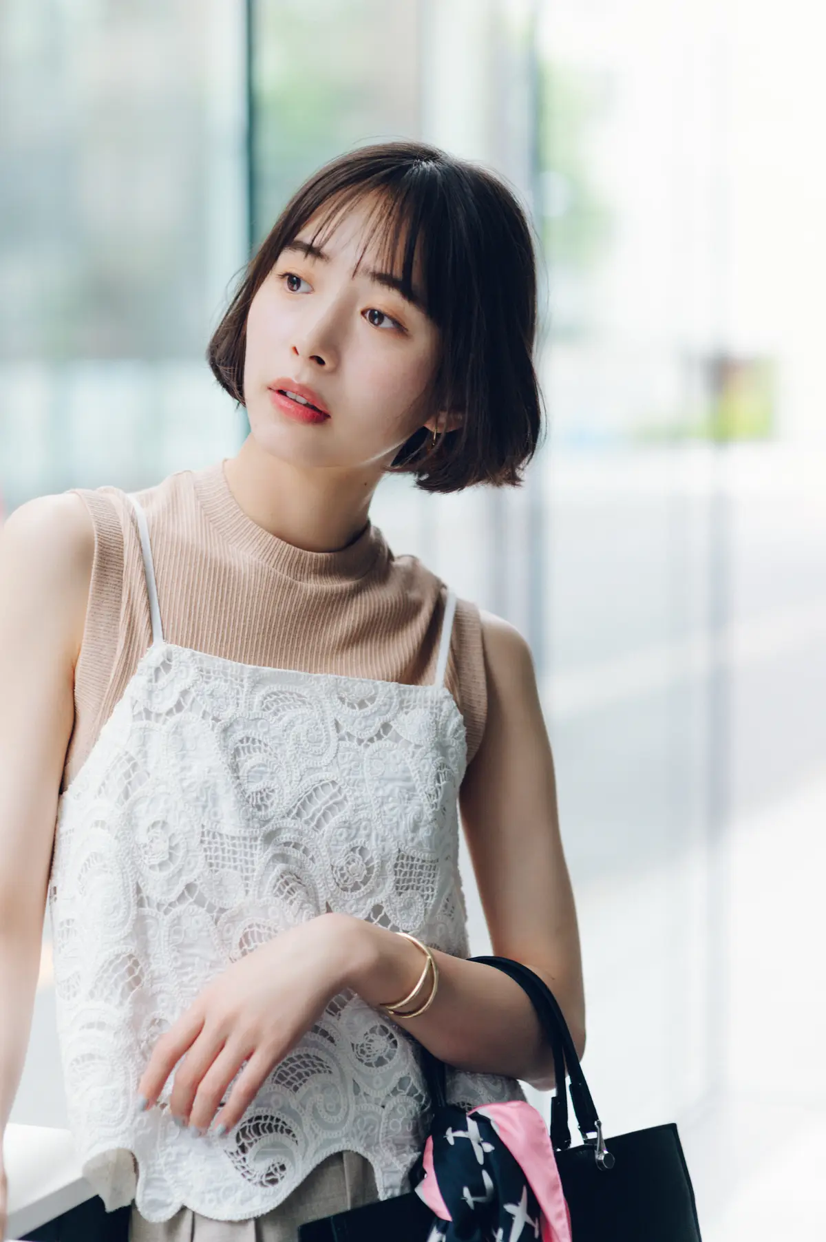 井桁弘恵　レイヤードトップス　よりカット