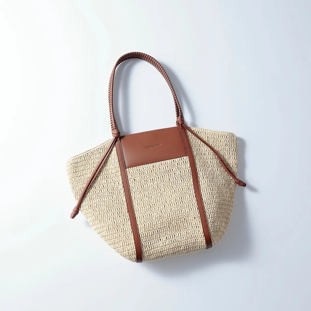 『チャールズ＆キース』のかごバッグ