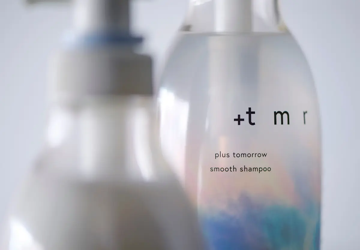 +tmr（プラストゥモロー） （左）プラストゥモロー スムース シャンプー 470mL、（右）プラストゥモロー スムース トリートメント 470mL 各オープン価格