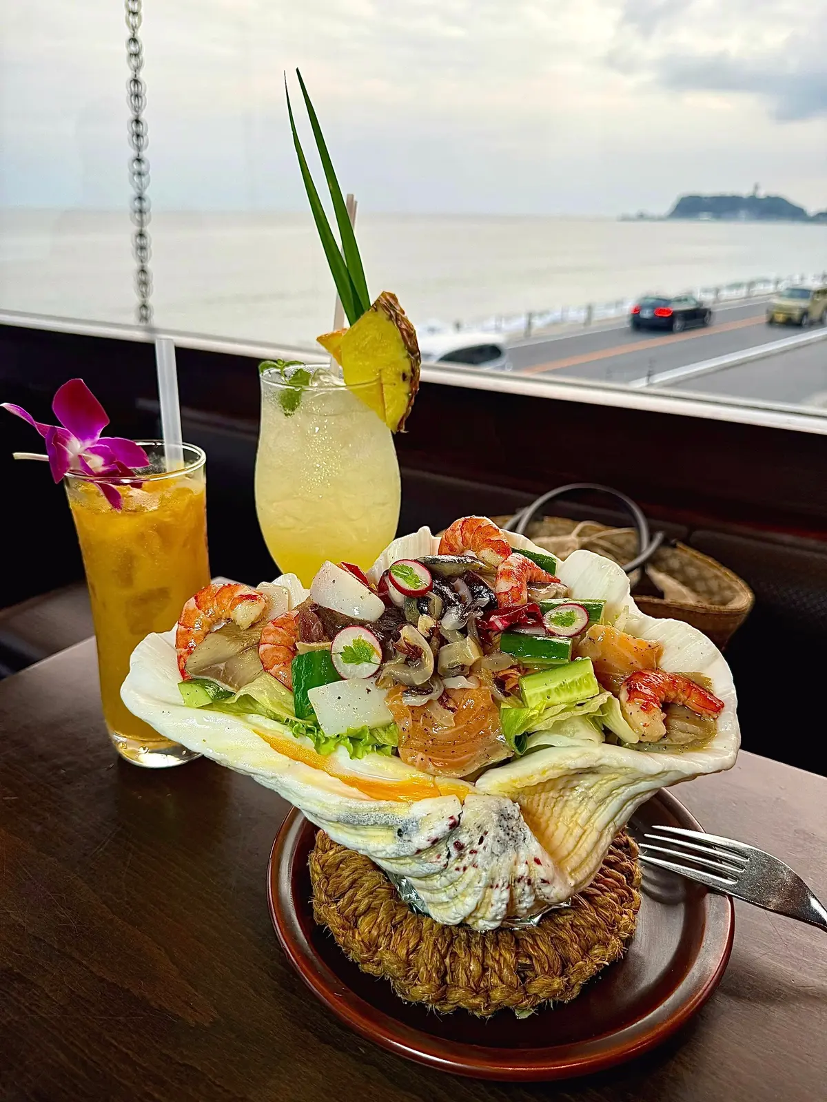 シーフードサラダとドリンク