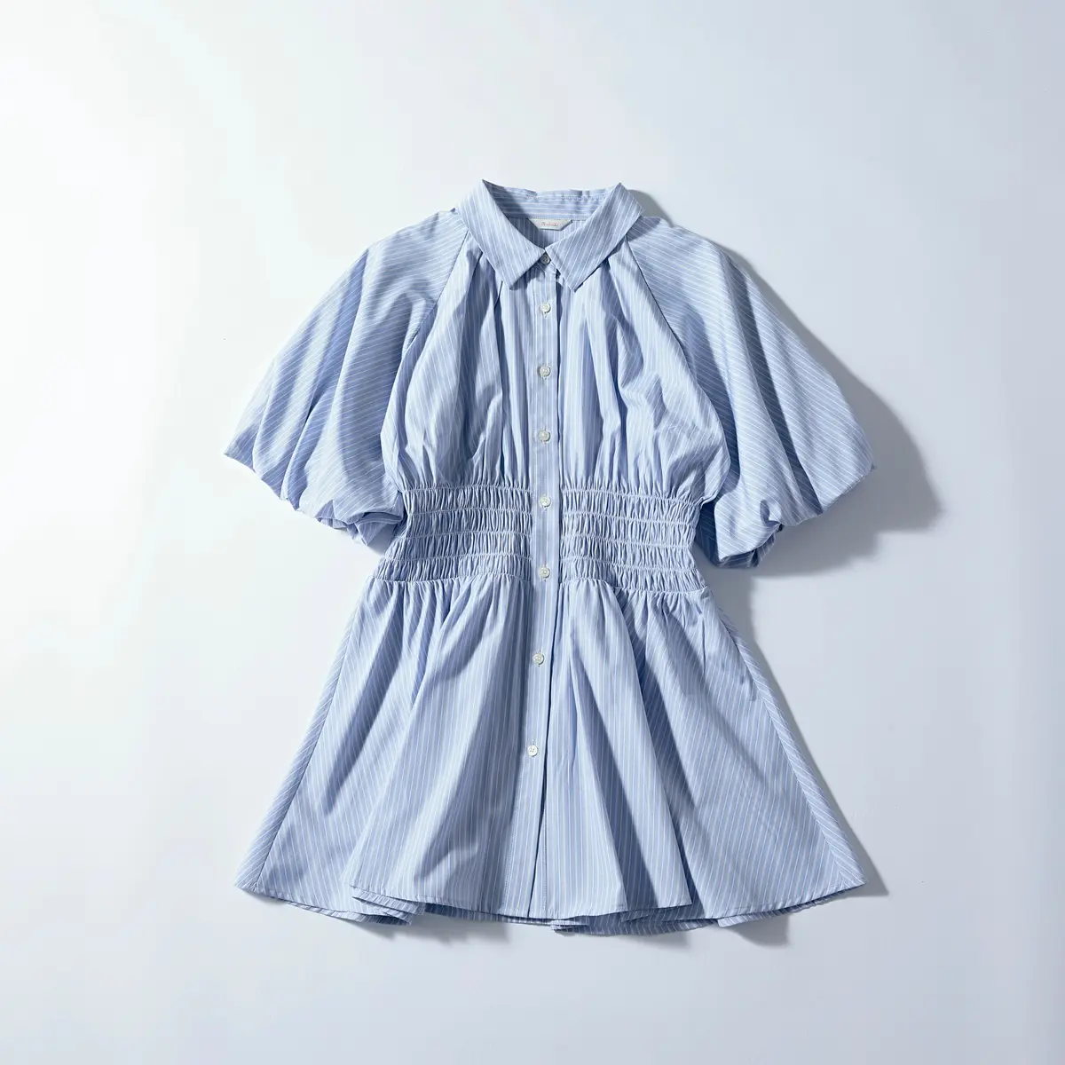 『テチチ』のブルーシャツ