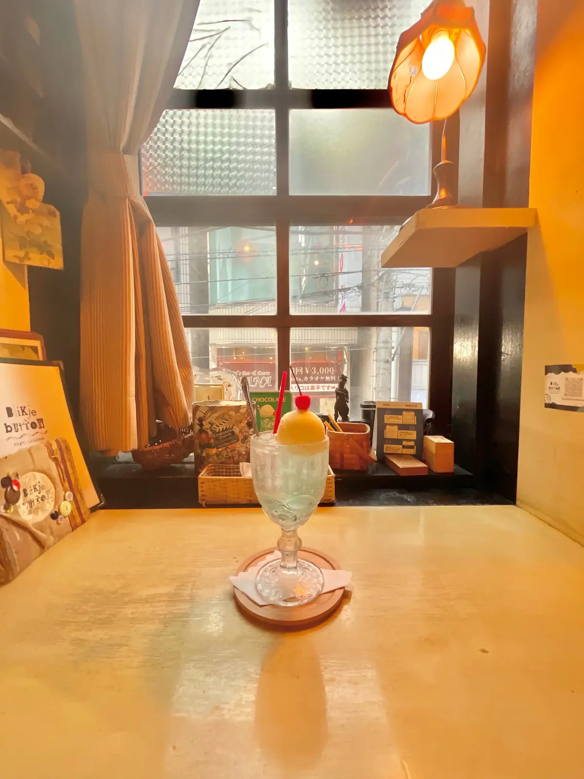 東京・下北沢のレトロ喫茶店「ブリキボタン CAFÉ&DINING」のクリームソーダ