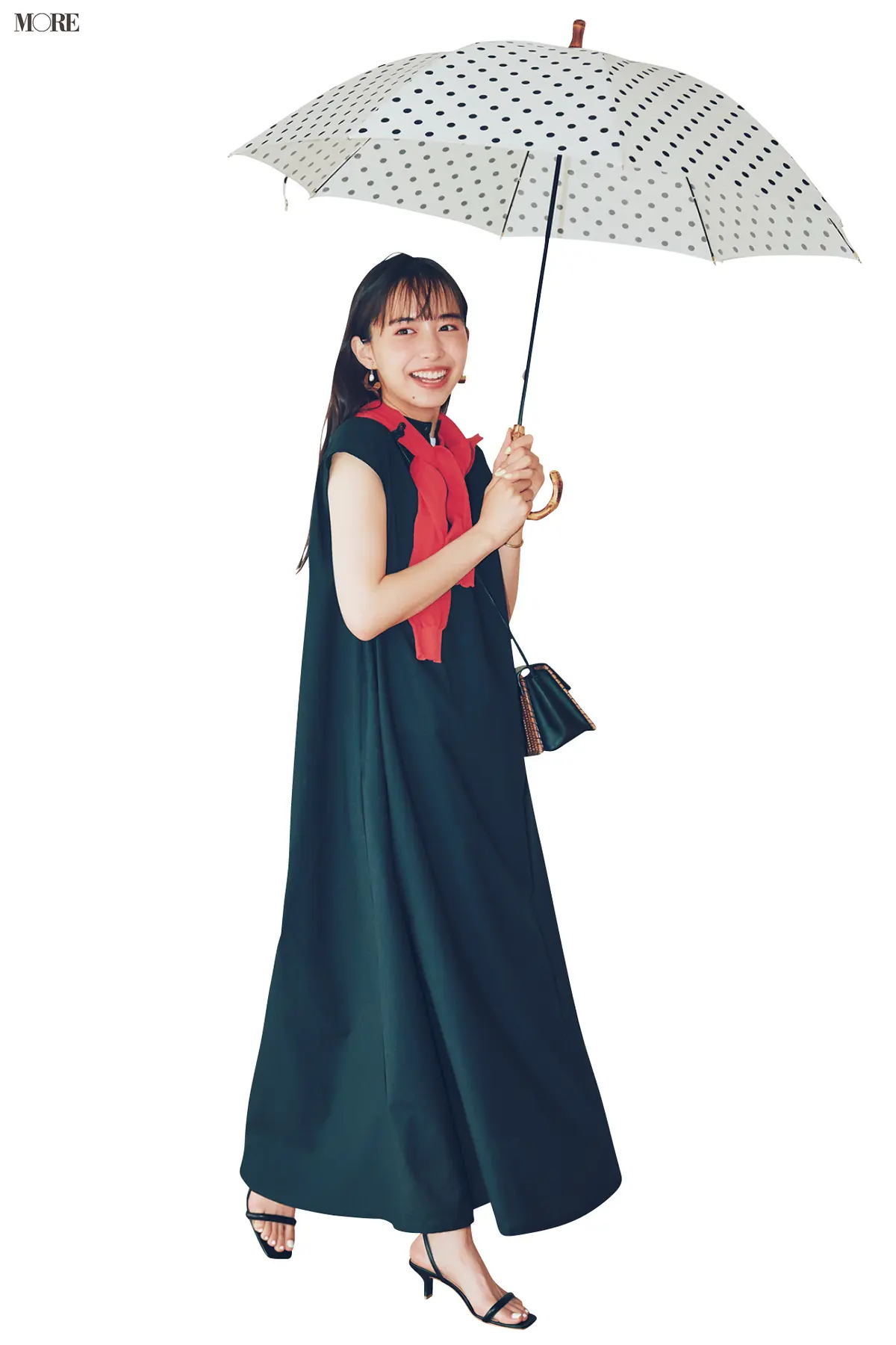 【今日のコーデ】黒のコットンワンピに赤カーデ＆かごバッグ、ドット柄の傘をプラスした井桁弘恵
