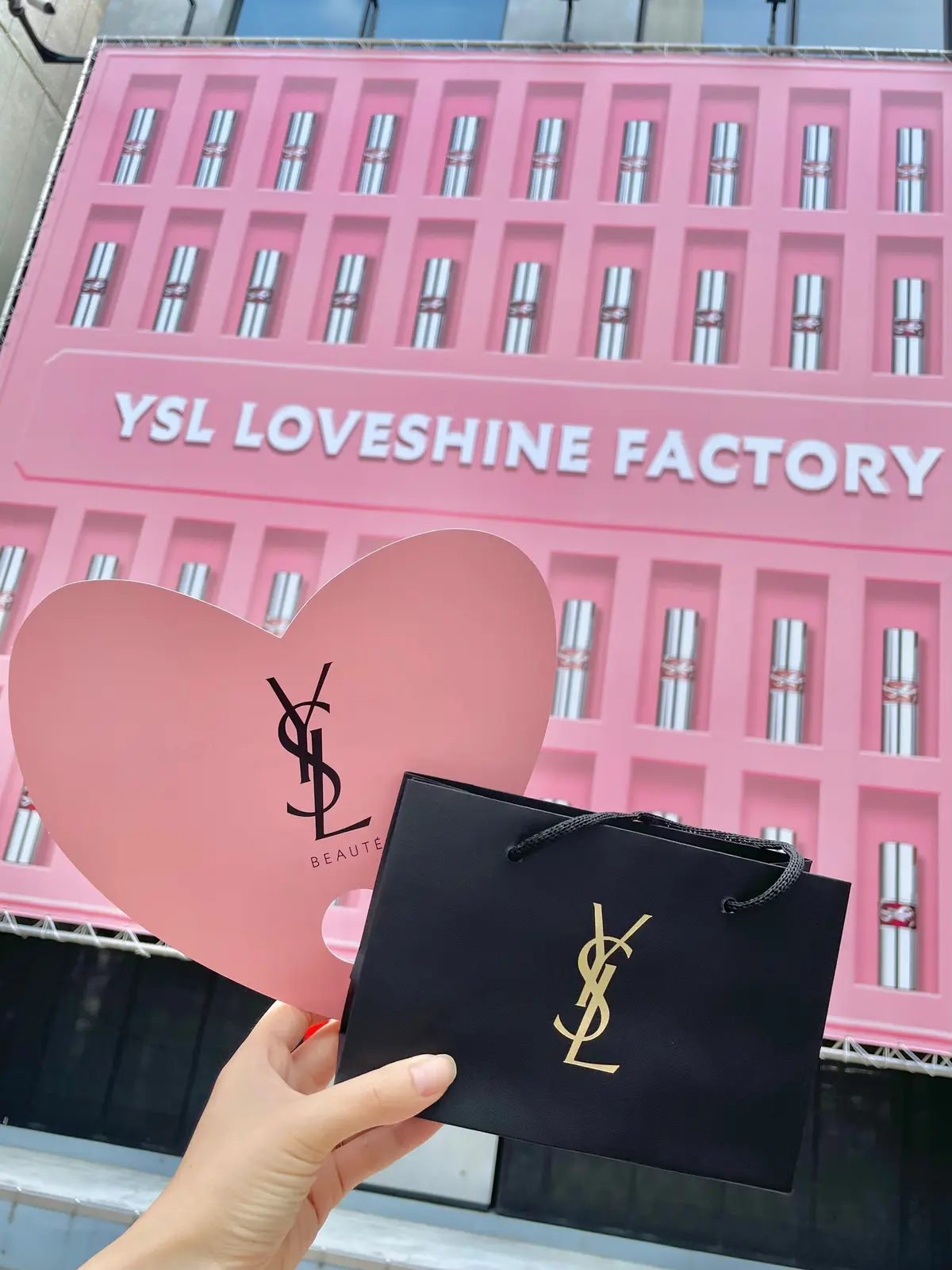 東京・渋谷で開催中のイヴ・サンローラン ポップアップ「YSL LOVESHINE FACTORY」