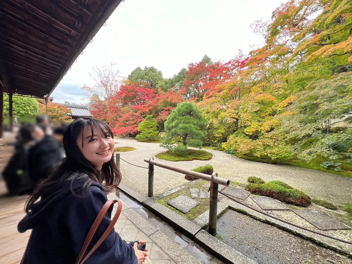 方丈東庭　縁側に座る女性と紅葉の景色