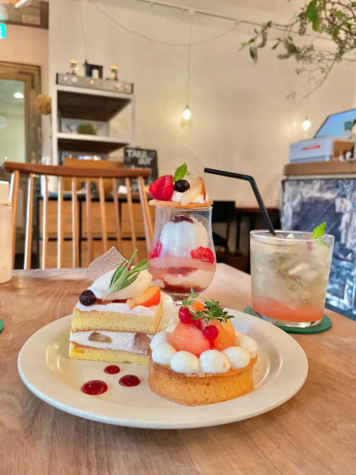 東京・新宿の人気カフェcafe WALL（カフェウォール）の《桃づくし！チーズタルト・パフェ・ショートケーキ》が楽しめるおやつプレート