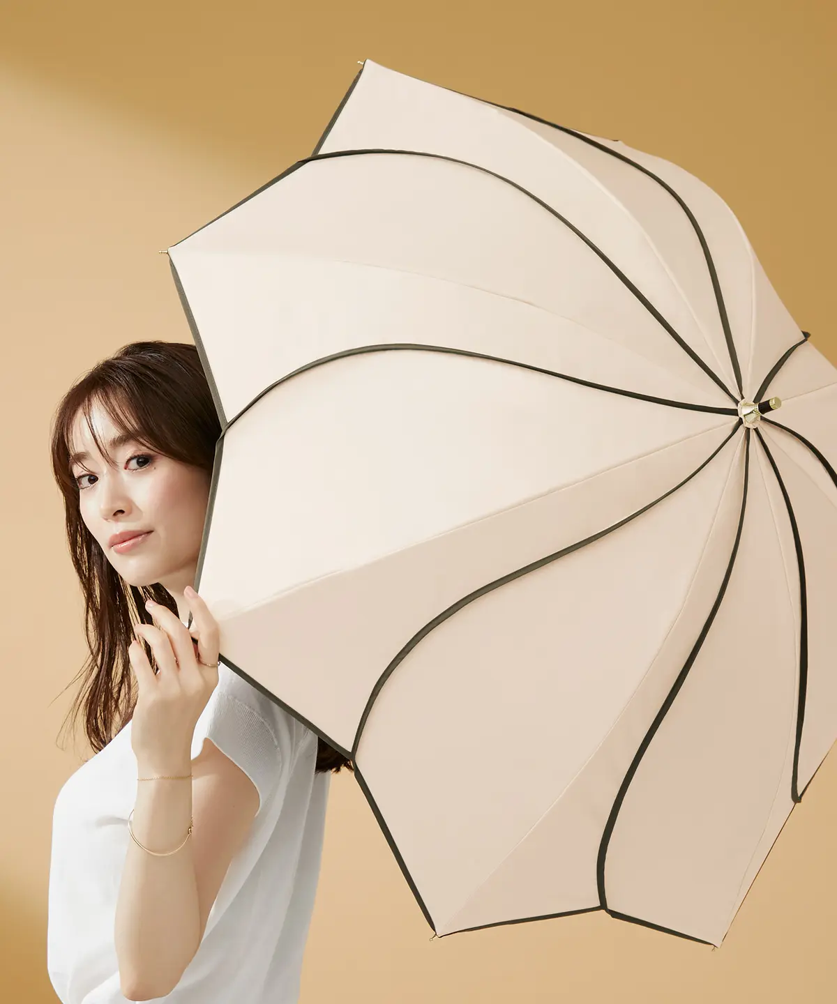 日傘の人気ブランド『UVO』のベージュ色の傘を差した泉里香