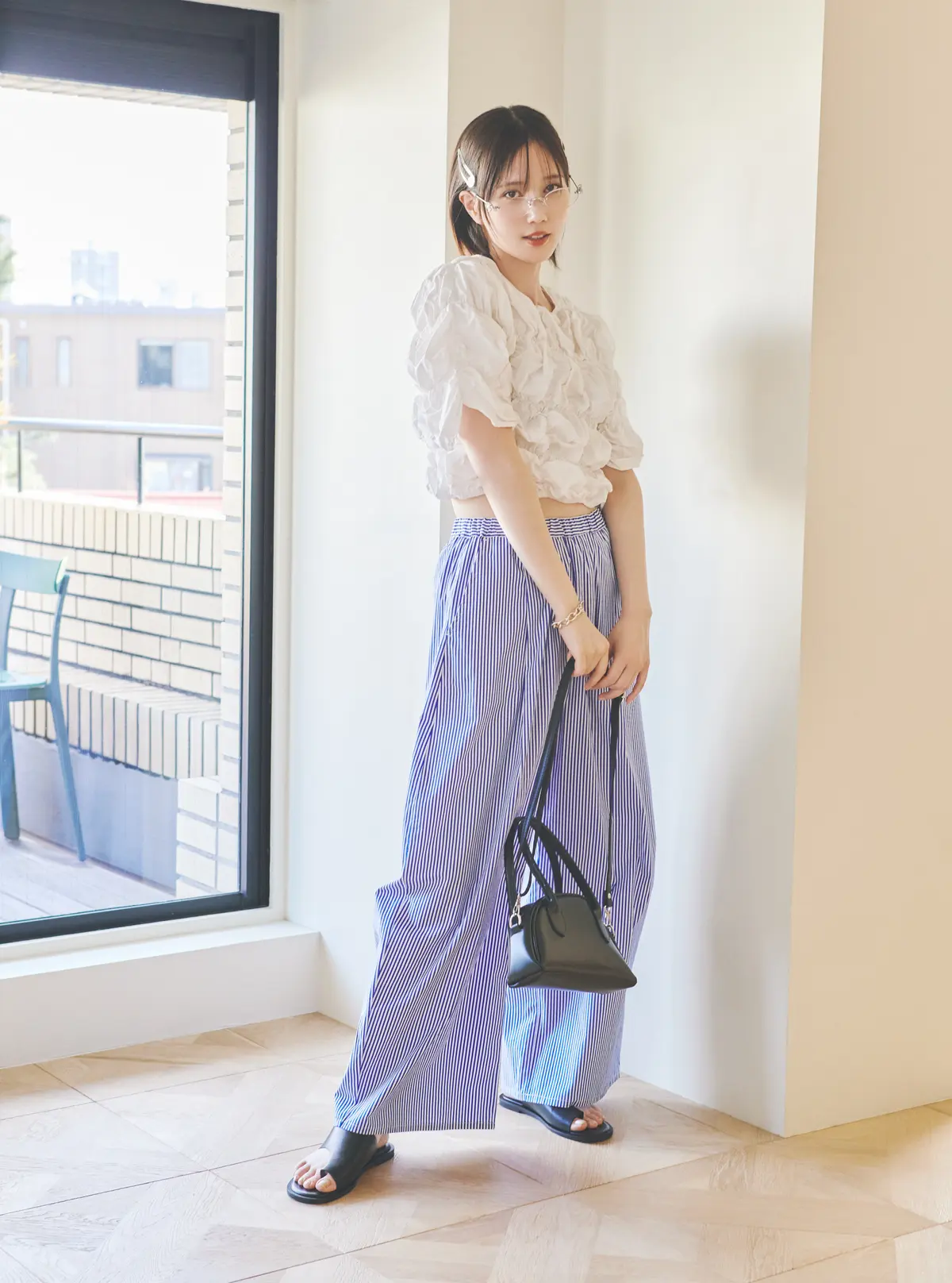 本田翼　白のブラウスとブルーストライプのパンツコーデ