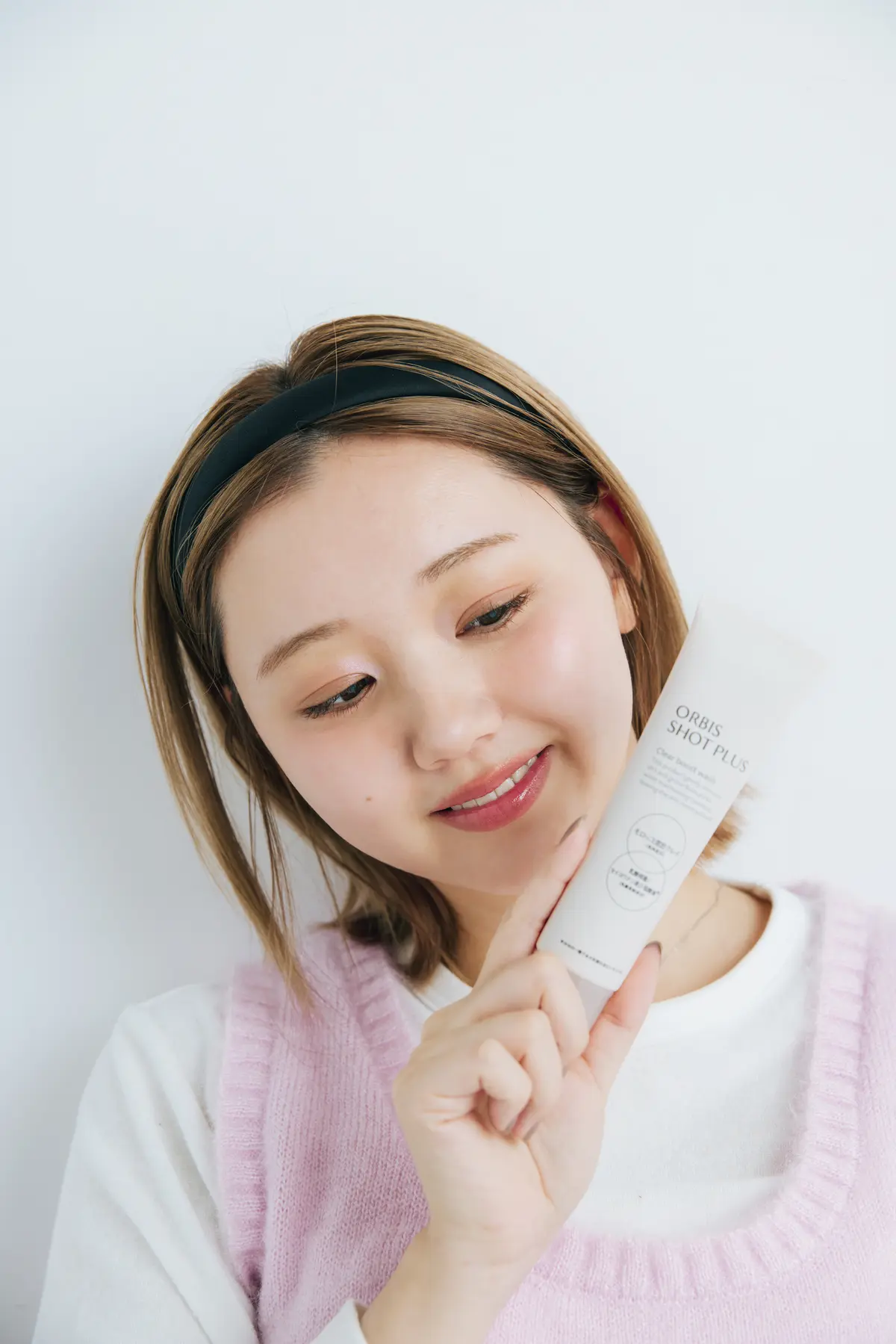 オルビス ショットプラス クリア ブーストウォッシュを手に持つ江野沢愛美