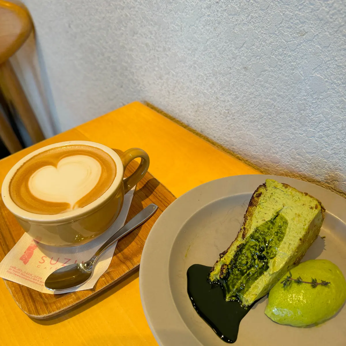 SUZUCAFE -ginza-の濃い抹茶のバスクチーズケーキとカフェラテ