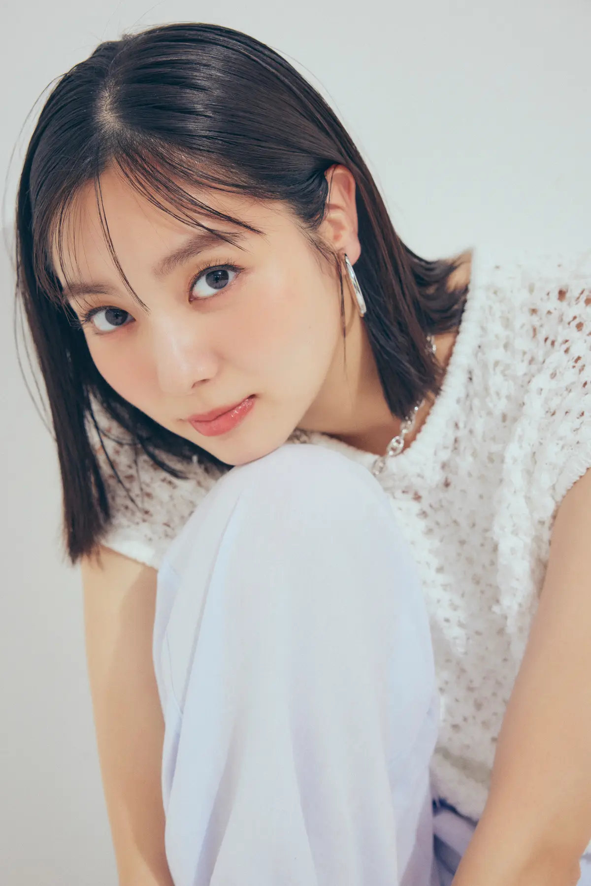 新川優愛　ニットより