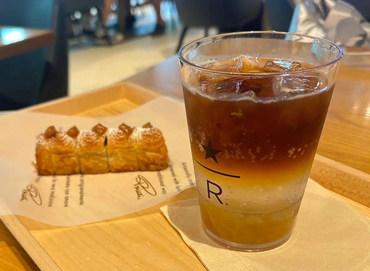 コールドブリューソーダ グリーンアップル&ライムとフードの写真